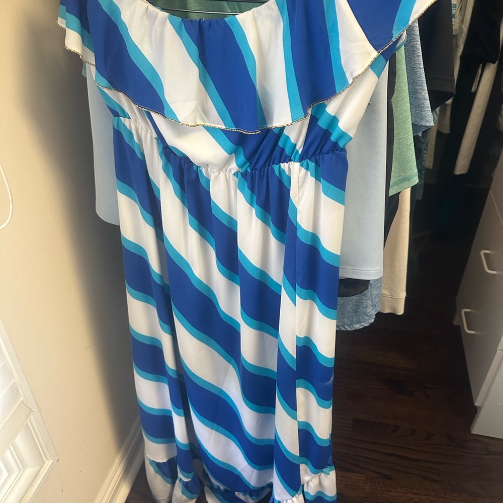 This high/low Strapless dress can be dressed up or down